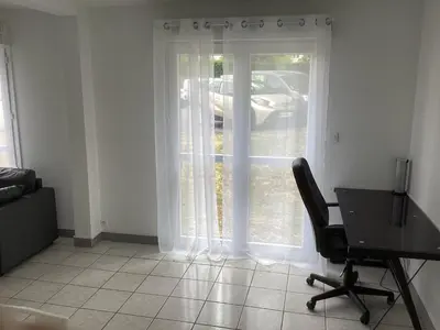 Coin salon dans l'établissement T2 calme proche plage de Porcé