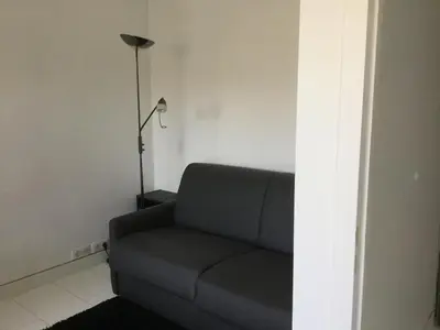 Coin salon dans l'établissement T2 calme proche plage de Porcé