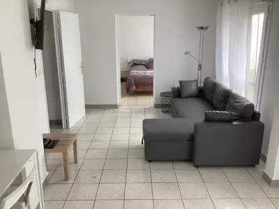Coin salon dans l'établissement T2 calme proche plage de Porcé