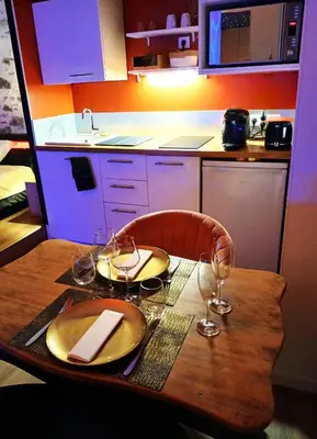 Cuisine ou kitchenette dans l'établissement La Passionnante Gîte avec Spa privatif