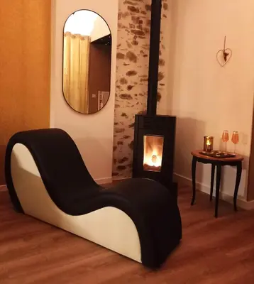 Coin salon dans l'établissement La Passionnante Gîte avec Spa privatif
