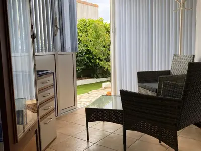 Coin salon dans l'établissement Appartement Confort avec Suite Parentale et Équipements pour Bébé à Saint-Michel-Chef-Chef - FR-1-306-1232