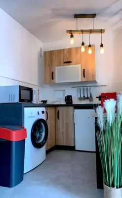 Cuisine ou kitchenette dans l'établissement T1 bis cosy et spacieux - wifi - parking gratuit