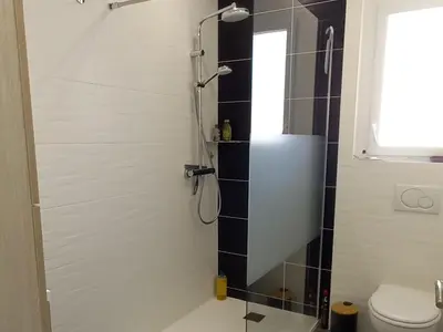 Salle de bains dans l'établissement Appartement NEUF 1 chambre, 4 pers, 350m plage Saint Jean de Monts, calme, forêt, commerces à proximité - FR-1-323-268