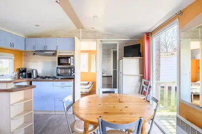 Cuisine ou kitchenette dans l'établissement Mobil-home 6 personnes 3 chambres