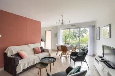Télévision ou salle de divertissement dans l'établissement Le Jardin des Plantes - Bail mobilité sur Nantes