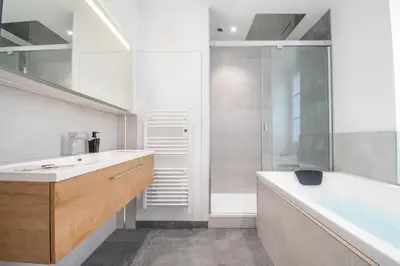 Salle de bains dans l'établissement L'Appartement des Ducs avec Baignoire Double