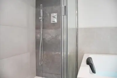 Salle de bains dans l'établissement L'Appartement des Ducs avec Baignoire Double