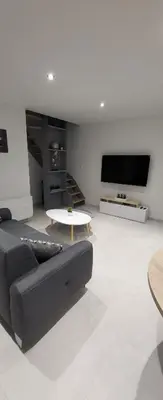 Télévision ou salle de divertissement dans l'établissement Le Béluga spa Aéroport Nantes Bouguenais Rezé
