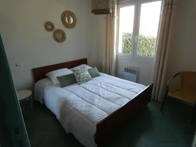 Un ou plusieurs lits dans un hébergement de l'établissement Maison spacieuse à Notre-Dame-de-Monts pour 8 pers, anim. admis - FR-1-540-164