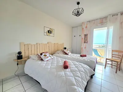 Un ou plusieurs lits dans un hébergement de l'établissement Appartement 2 pièces face mer, balcon, 50m plage, proche centre et commerces - Saint-Brévin - FR-1-364-141