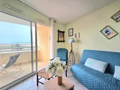 Coin salon dans l'établissement Appartement 2 pièces face mer, balcon, 50m plage, proche centre et commerces - Saint-Brévin - FR-1-364-141