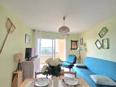 Télévision ou salle de divertissement dans l'établissement Appartement 2 pièces face mer, balcon, 50m plage, proche centre et commerces - Saint-Brévin - FR-1-364-141