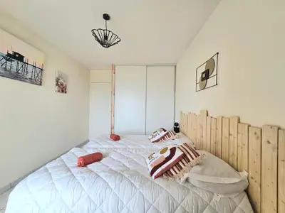 Un ou plusieurs lits dans un hébergement de l'établissement Appartement 2 pièces face mer, balcon, 50m plage, proche centre et commerces - Saint-Brévin - FR-1-364-141