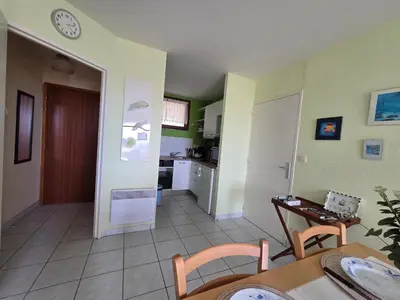 Cuisine ou kitchenette dans l'établissement Appartement 2 pièces face mer, balcon, 50m plage, proche centre et commerces - Saint-Brévin - FR-1-364-141