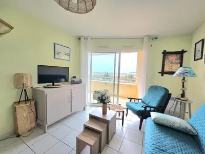 Télévision ou salle de divertissement dans l'établissement Appartement 2 pièces face mer, balcon, 50m plage, proche centre et commerces - Saint-Brévin - FR-1-364-141