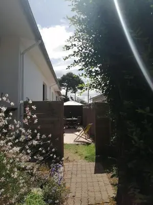 Jardin de l'établissement Appartement T2 à 500m de la plage et du marché.