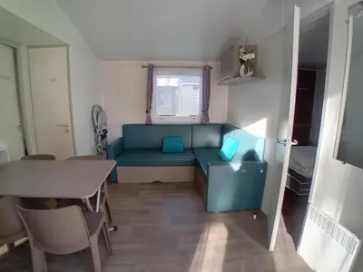 Coin salon dans l'établissement 2-bedroom mobile home sleeps 4