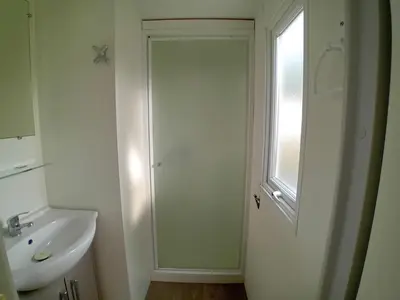Salle de bains dans l'établissement 2-bedroom mobile home sleeps 4