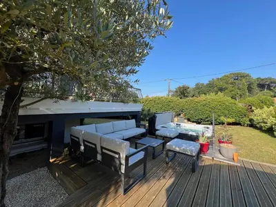 Balcon ou terrasse dans l'établissement Rez-de-chaussée rénové avec jardin clos, à 1,6 km de la plage, idéal pour 2 adultes et 2 enfants - FR-1-364-142