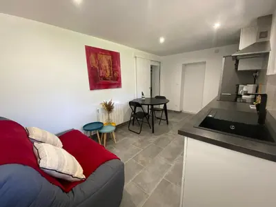 Cuisine ou kitchenette dans l'établissement Rez-de-chaussée rénové avec jardin clos, à 1,6 km de la plage, idéal pour 2 adultes et 2 enfants - FR-1-364-142