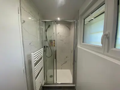 Salle de bains dans l'établissement Rez-de-chaussée rénové avec jardin clos, à 1,6 km de la plage, idéal pour 2 adultes et 2 enfants - FR-1-364-142