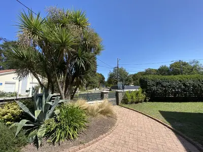Jardin de l'établissement Rez-de-chaussée rénové avec jardin clos, à 1,6 km de la plage, idéal pour 2 adultes et 2 enfants - FR-1-364-142