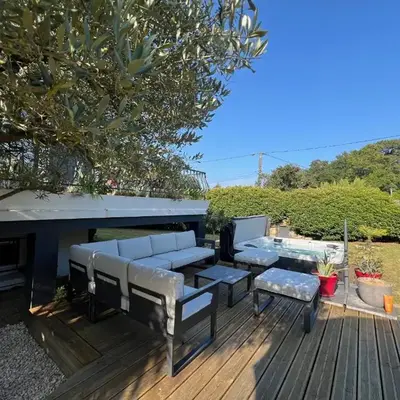 Rez-de-chaussée rénové avec jardin clos