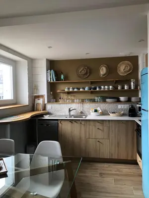 Cuisine ou kitchenette dans l'établissement Face à la mer, bel appartement