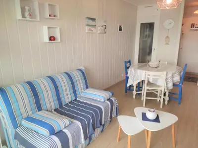 Coin salon dans l'établissement Appartement avec balcon, parking, proche plage - FR-1-652-27