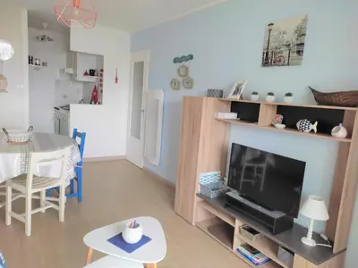 Télévision ou salle de divertissement dans l'établissement Appartement avec balcon, parking, proche plage - FR-1-652-27