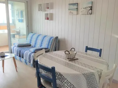 Coin salon dans l'établissement Appartement avec balcon, parking, proche plage - FR-1-652-27
