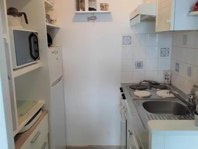 Cuisine ou kitchenette dans l'établissement Appartement avec balcon, parking, proche plage - FR-1-652-27