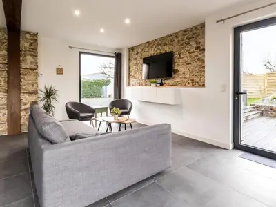 Télévision ou salle de divertissement dans l'établissement Grande grange rénovée avec jardin et spa proche de Nantes - FR-1-306-1234