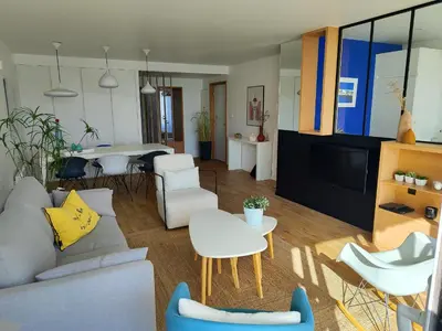 Télévision ou salle de divertissement dans l'établissement Appartement moderne pour 4 pers, proche commerces, vue mer - FR-1-323-257