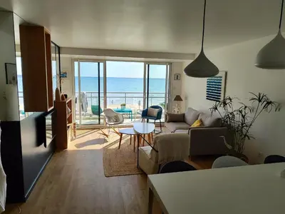 Coin salon dans l'établissement Appartement moderne pour 4 pers, proche commerces, vue mer - FR-1-323-257