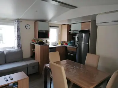 Cuisine ou kitchenette dans l'établissement Mobil Home St Jean De Monts A166