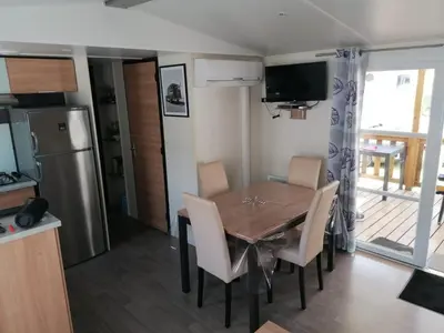 Cuisine ou kitchenette dans l'établissement Mobil Home St Jean De Monts A166