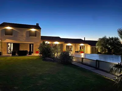 Piscine de l'établissement Villa grand standing avec piscine proche Nantes ou située à proximité