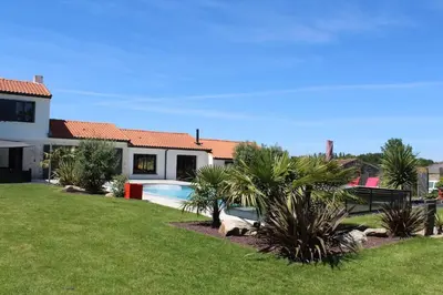 Piscine de l'établissement Villa grand standing avec piscine proche Nantes ou située à proximité