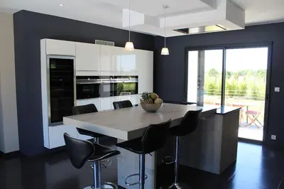 Cuisine ou kitchenette dans l'établissement Villa grand standing avec piscine proche Nantes
