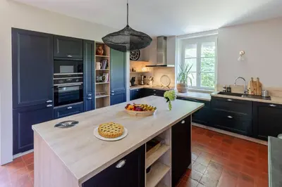 Cuisine ou kitchenette dans l'établissement VILLA MEGUINELLE