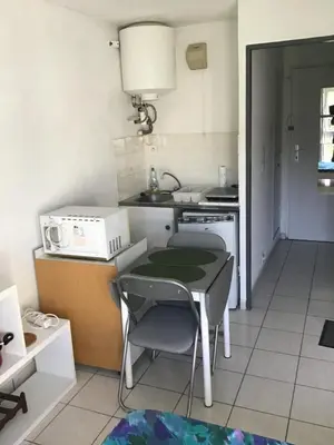 Cuisine ou kitchenette dans l'établissement Studio quartier Porcé 5 mn plage