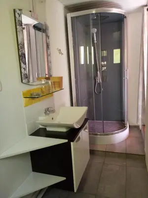 Salle de bains dans l'établissement Sous les mimosas