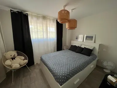 Un ou plusieurs lits dans un hébergement de l'établissement Chambres cosy BEN & NAD proches du Puy DuFou