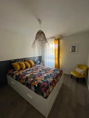 Un ou plusieurs lits dans un hébergement de l'établissement Chambres cosy BEN & NAD proches du Puy DuFou