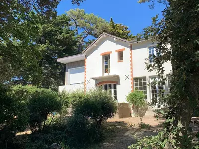 Jardin de l'établissement Studio lumineux avec loggia, à 50m de la plage, parking privé, proche commerces et restaurants - FR-1-306-1236