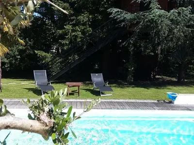 Piscine de l'établissement Cabane perchée avec lit king-size, salle d'eau, kitchenette, TV, Wi-Fi et petit-déjeuner inclus - FR-1-306-1237 ou située à proximité