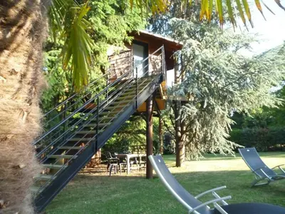 Jardin de l'établissement Cabane perchée avec lit king-size, salle d'eau, kitchenette, TV, Wi-Fi et petit-déjeuner inclus - FR-1-306-1237