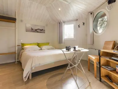 Un ou plusieurs lits dans un hébergement de l'établissement Cabane perchée avec lit king-size, salle d'eau, kitchenette, TV, Wi-Fi et petit-déjeuner inclus - FR-1-306-1237
